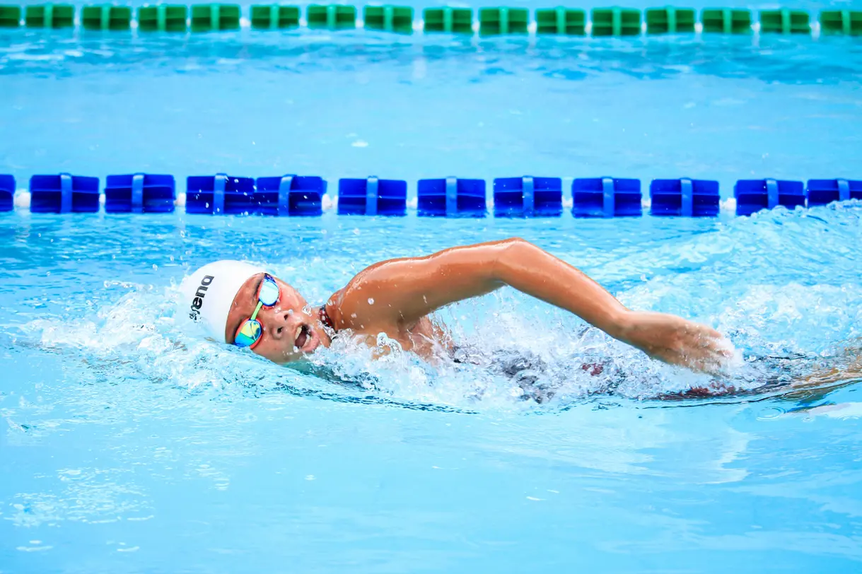 Yarışta yüzen performans yüzücüsü